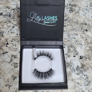 Lilly Lashes in Style Milf
